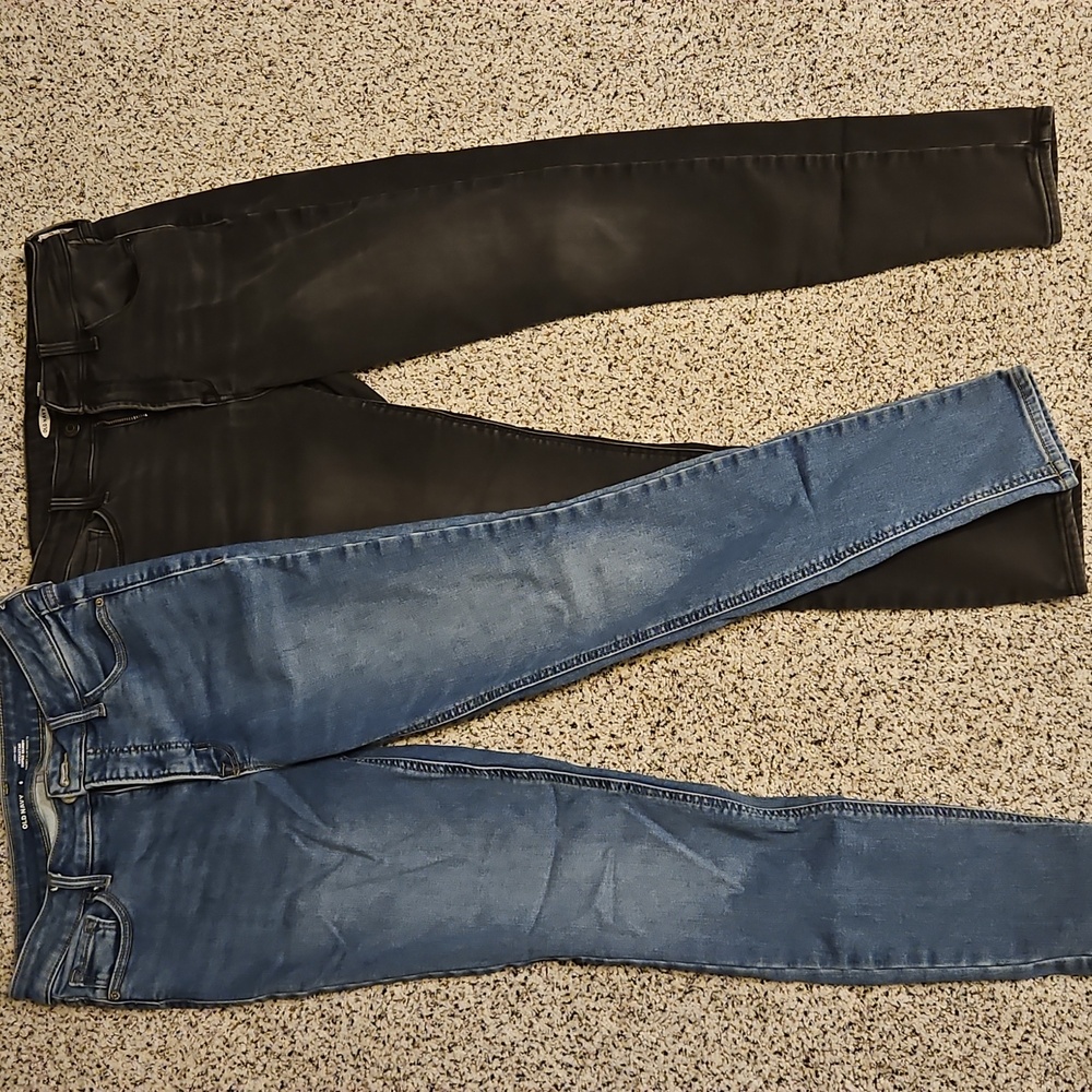 2 Pair Old Navy Rockstar Super Skinny Jeans